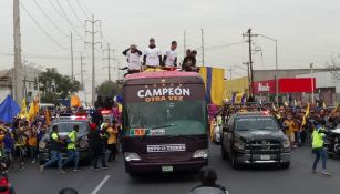 Tigres durante el desfile para celebrar sexto campeonato