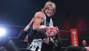 Chris Jericho hace sangrar a Kenny Omega