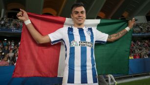 Emmanuel García levanta una bandera mexicana en el Mundialito