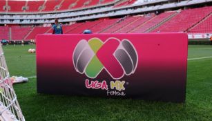 Logo de la Liga MX Femenil en la cancha del Estadio Chivas