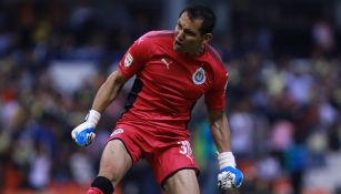 Rodolfo Cota festeja un gol de Chivas