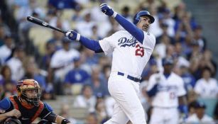 Adrián González batea en un juego con Dodgers 