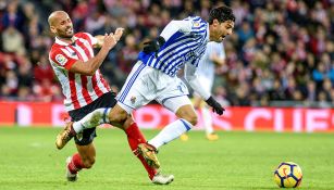 Carlos Vela recibe una falta frente al Athletic de Bilbao