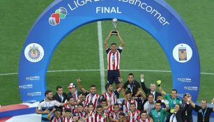 Salcido levanta el trofeo del Clausura 2017