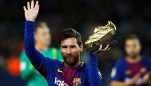 Messi sostiene el galardón frente al público