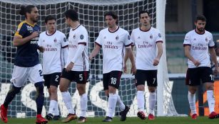 Jugadores del Milan se lamentan tras un gol del Hellas Verona