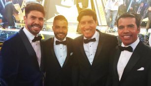 Peralta posa junto a Navia, Zamorano y Pavel Pardo en un evento de gala