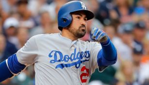 González conecta un batazo con los Dodgers