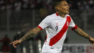 Paolo Guerrero, celebra un gol con Perú 