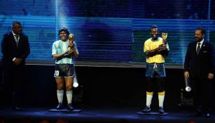 El presidente de la AFA muestra las estatuas de Maradona y Pelé