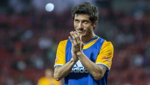 Damián Álvarez aplaude tras un juego con Tigres