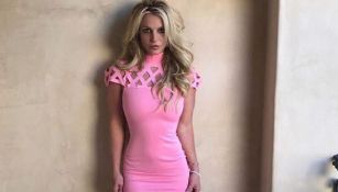 Britney luce su figura en un vestido rosa