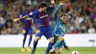 Messi y Kovacic pelean un balón en la Supercopa de España
