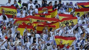 Aficionados del Real Madrid apoyan a su equipo en el Clásico Español