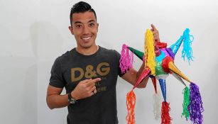 Fernando Uribe posa con una piñata
