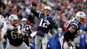 Brady manda un pase en un juego con Patriots