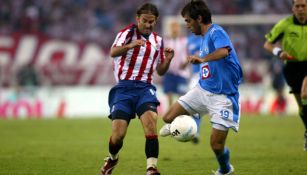 Chelito Delgado domina el balón frente a Manuel Sol de las Chivas