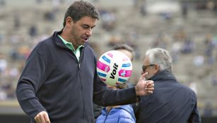 Elías Ayub domina el balón en su regreso a Pumas