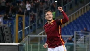 Francesco Totti celebra con la Roma