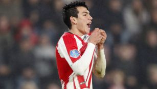 Hirving Lozano festeja su gol con el PSV 
