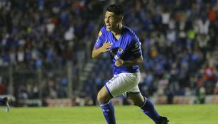 Felipe Mora festeja un gol con Cruz Azul 