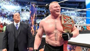Brock Lesnar carga el Campeonato Universal de WWE