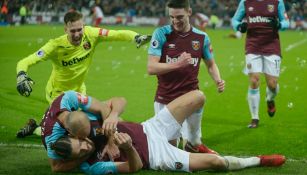 Festejo de los jugadores del West Ham tras el gol de Carroll