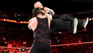 Kane le aplica un 'Chokeslam' a Brock Lesnar