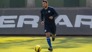 Montoya conduce el balón durante un entrenamiento con Cruz Azul