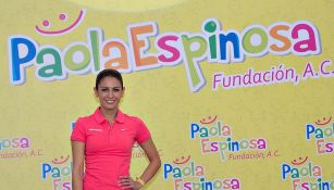 Paola Espinosa posa con el logo de su fundación