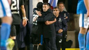 Caixinha abraza a Carlos Peña tras un juego con Rangers de Escocia