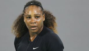 Serena Williams, en partido de exhibición en el torneo Abu Dhabi