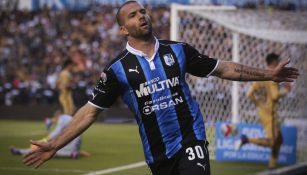 Emanuel Villa festeja un gol con Querétaro durante 2017