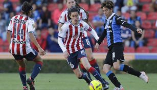 Tania Morales conduce el balón durante el juego contra Querétaro