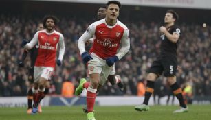 Alexis Sánchez celebra tras anotación del Arsenal