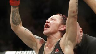 Cris Cyborg festeja tras vencer a Holly Holm en UFC 219