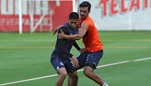 Alanis disputa balón en entrenamiento con Chivas 