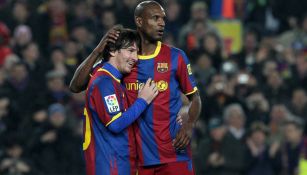 Abidal abraza a Messi en un partido del Barcelona