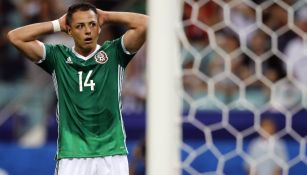 Chicharito se lamenta tras fallar en un partido de México 