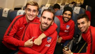 Jugadores del Atlético en el vuelo que los llevaría al País Vasco