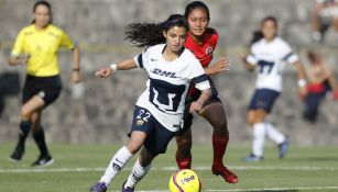 Patricia Jardón controla el balón en el juego contra Tijuana