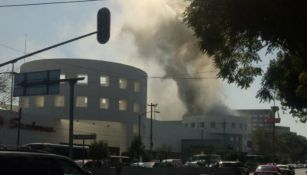 Columna de humo en Plaza Universidad