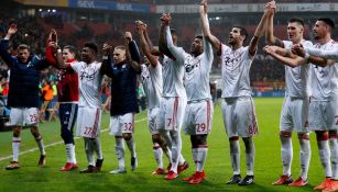 Jugadores del Bayern celebran un triunfo con su afición 