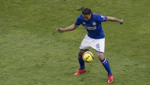 Carlos Peña controla el balón en su debut con Cruz Azul