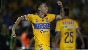 Dueñas celebra un gol con Tigres