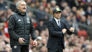 Mourinho da indicaciones durante un juego del Manchester United