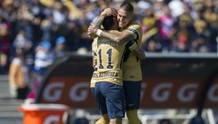 Castillo y Alustiza se abrazan tras un gol a favor de Pumas