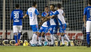 Festejo de los jugadores del Puebla tras marcar a Cruz Azul