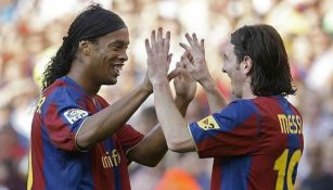 Ronaldinho y Messi celebran una anotación 
