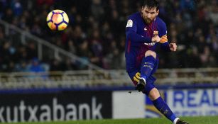 Lionel Messi remata durante un juego con Barcelona